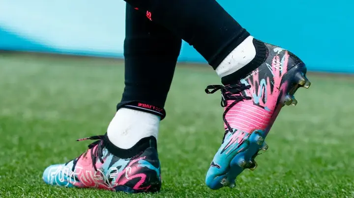 What are Neymar’s boots?