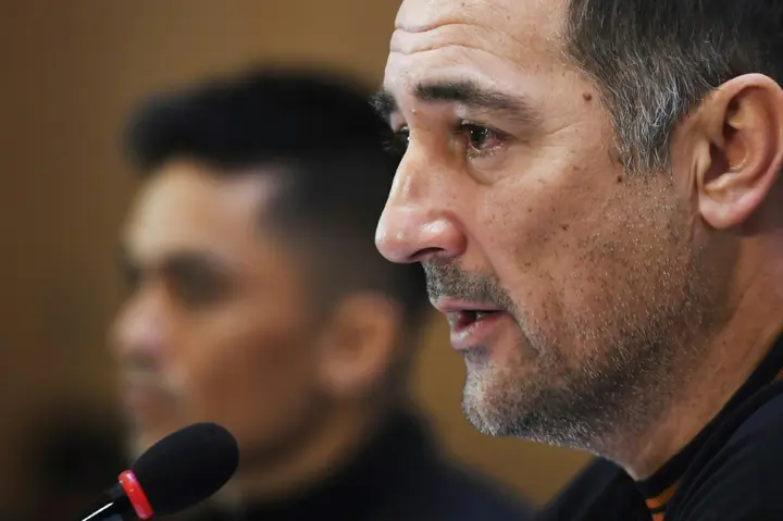 India's football coach Igor Stimac (R) has faced difficulties at the Asian Games