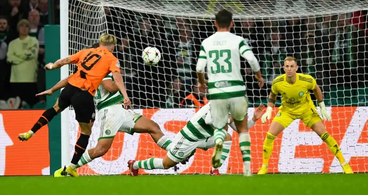 Shakhtar Donetsk forward Mykhaylo Mudryk (L) produced a stunning shot to ensure a 1-1 draw against Celtic in the Champions League
