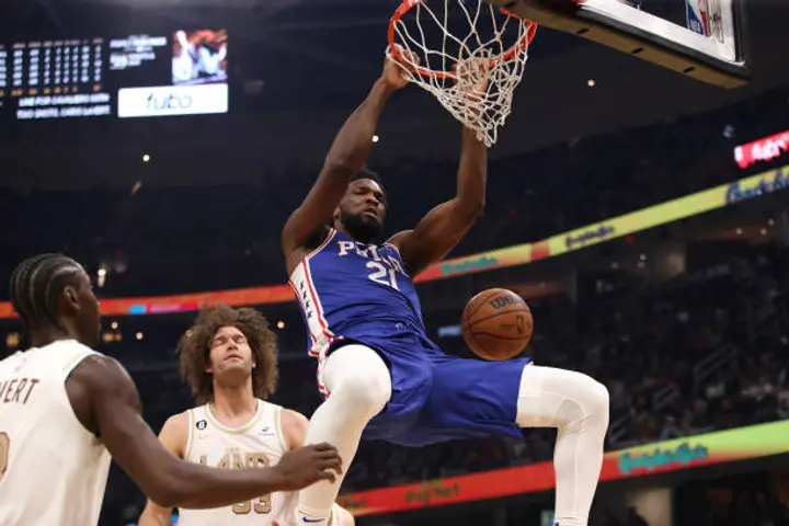 WATCH: 5'7 Spud Webb dunks the ballduring NBA game