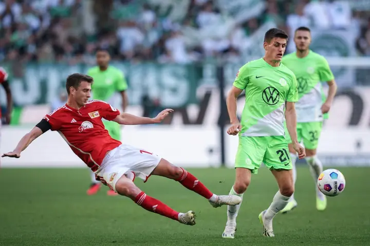 Union Berlin's Janik Haberer (L) and Wolfsburg's Joakim Maehle clash in the Bundesliga