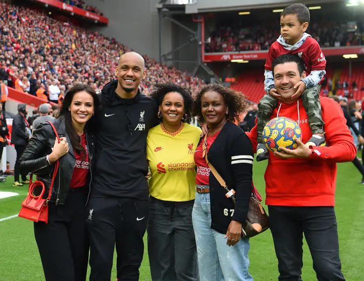 Fabinho poses with his family