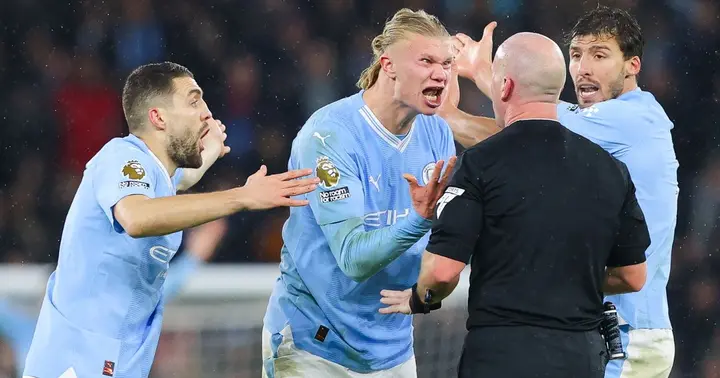 The moment that sparked the memes: Erling Haaland berates the referee for stopping Manchester City's advantage against Tottenham Hotspur.