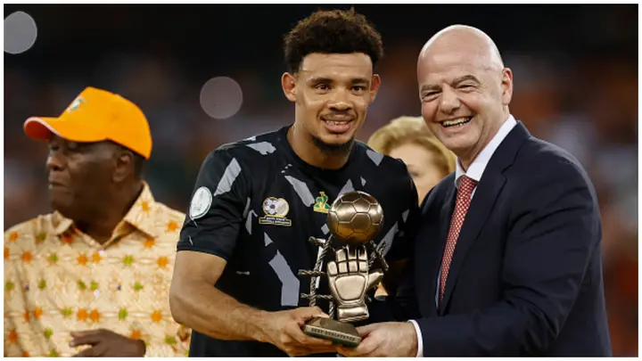 Ronwen Williams receives the Golden Glove award from President of FIFA Gianni Infantino during the prize-giving ceremony at the 2023 Africa Cup of Nations. Photo: Daniel Beloumou Olomo.