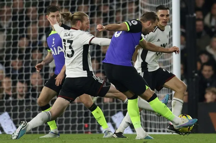 Tottenham striker Harry Kane (2R) shoots to score against Fulham