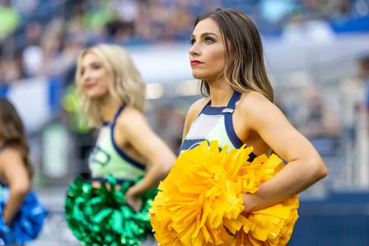 Top 20 hottest NFL cheerleaders in 2021: How much does she get