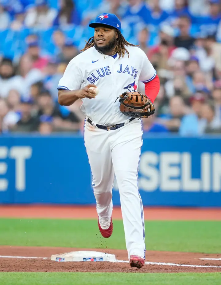 Vlad Jr's weight loss this offseason (from his Instagram) : r/baseball