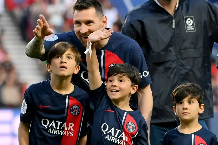 Lionel Messi with his children on the night of his last match with Paris Saint-Germain