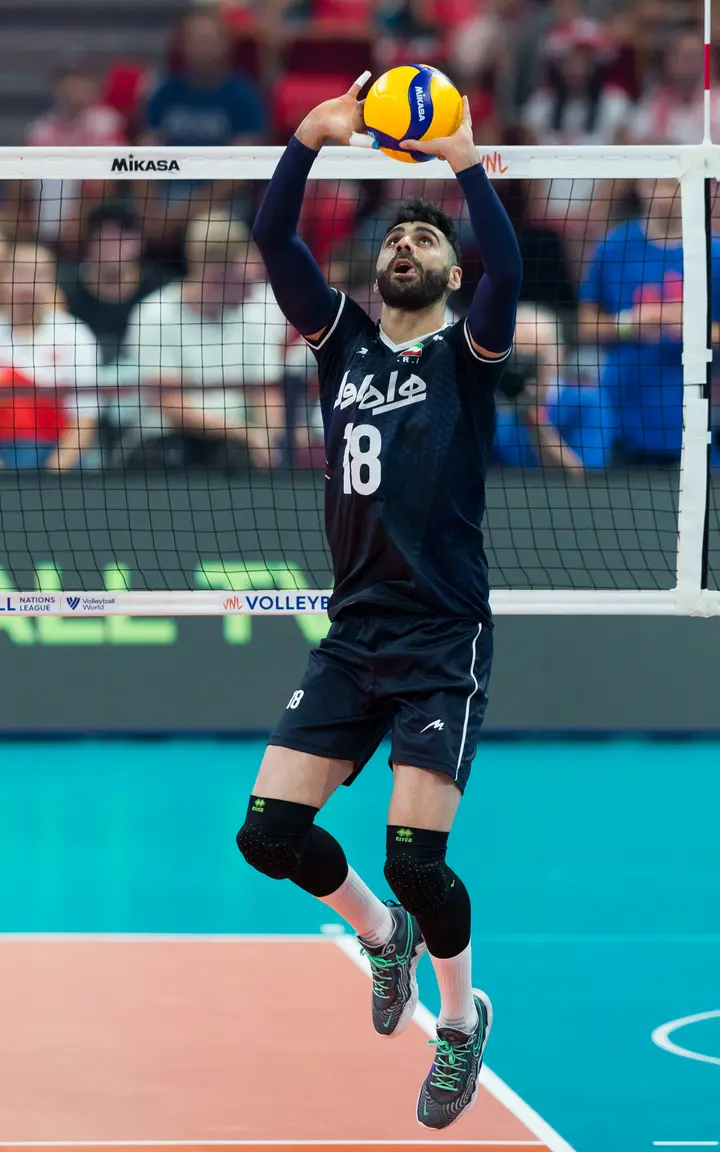 Italian volleyball player has the craziest, quirkiest serve you'll ever see