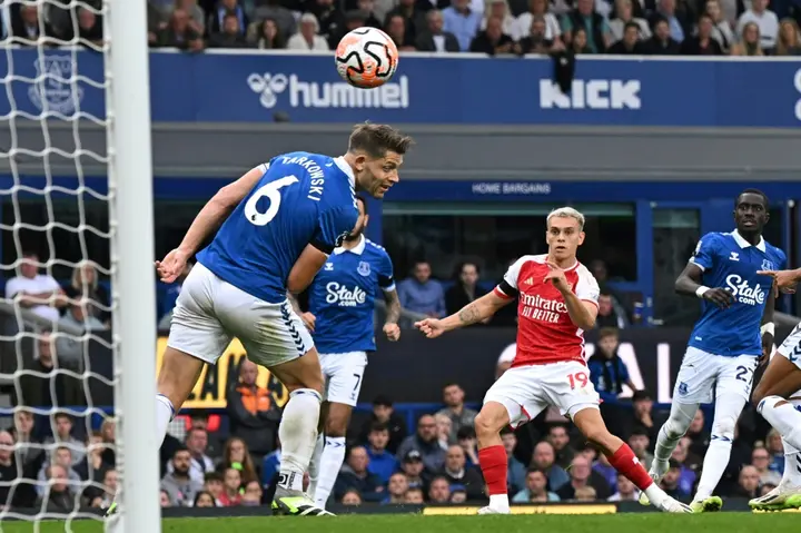 Leandro Trossard (C) watches as his shot gives Arsenal the lead at Everton