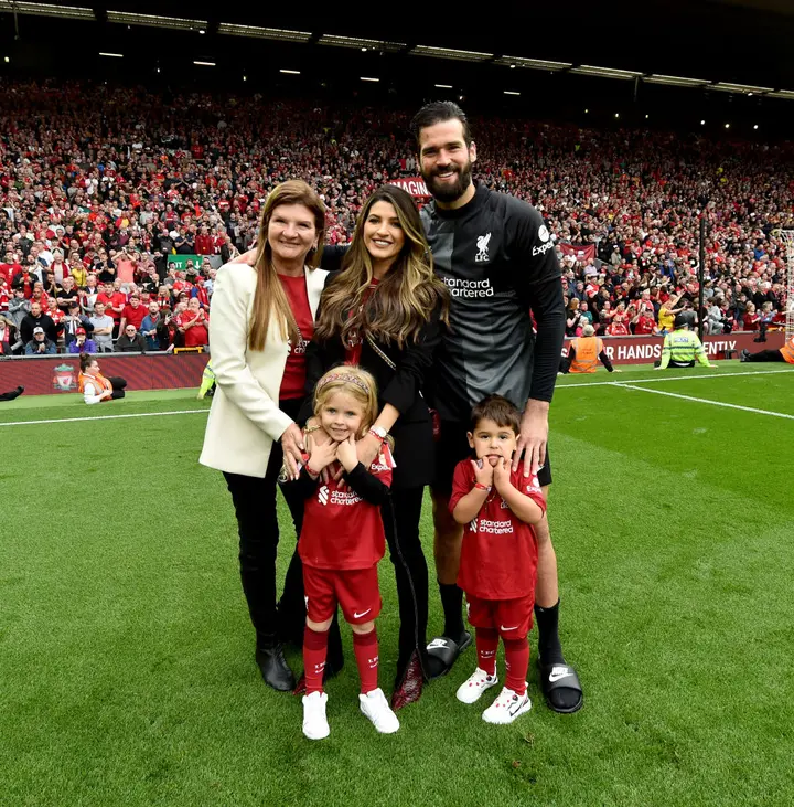 Alisson Becker with his family