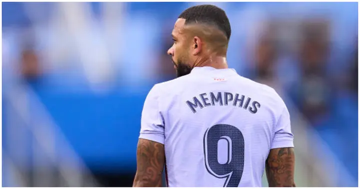 Memphis Depay stripped of Barcelona shirt number with No9